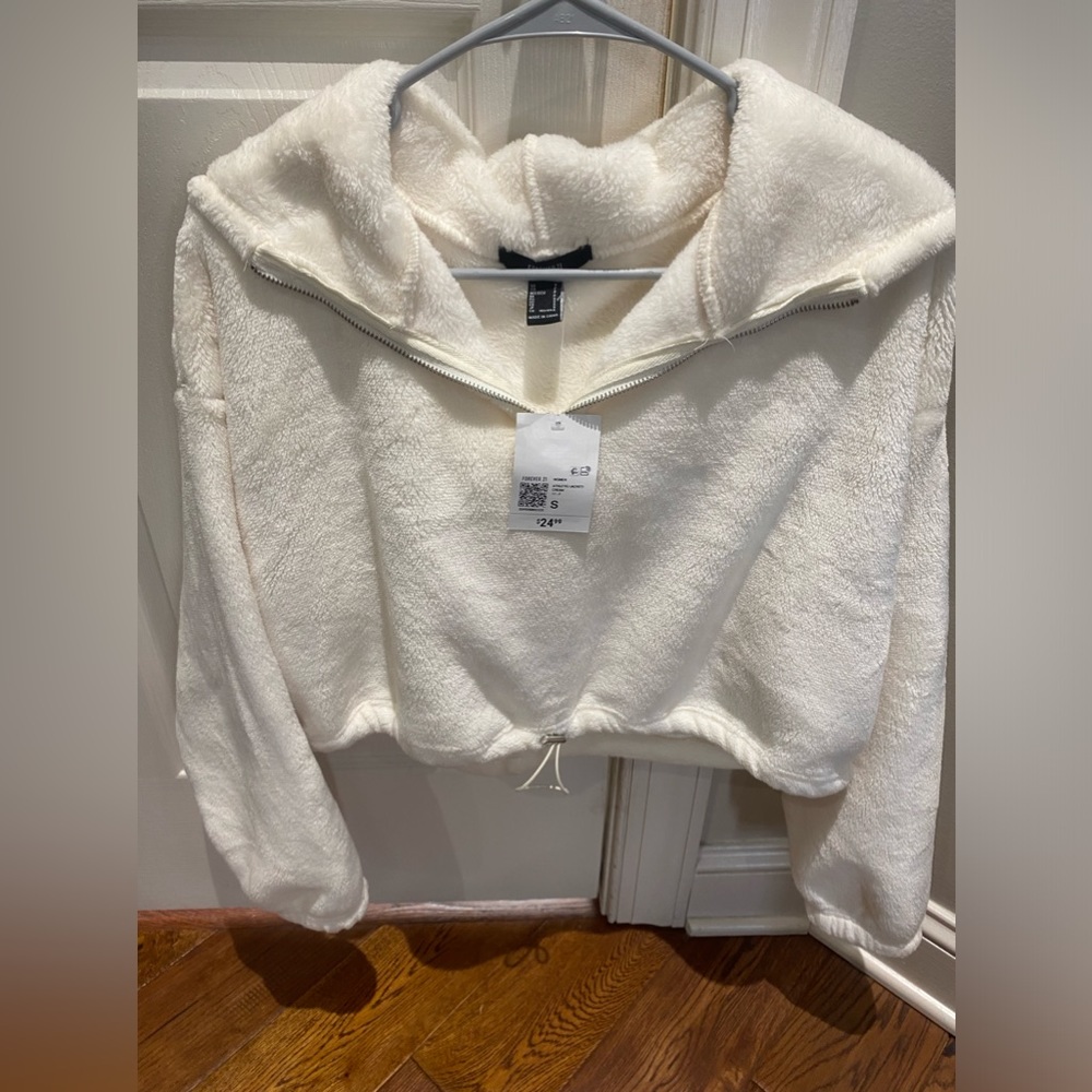 Forever 21 cropped fleece hoodie NWT. Size small